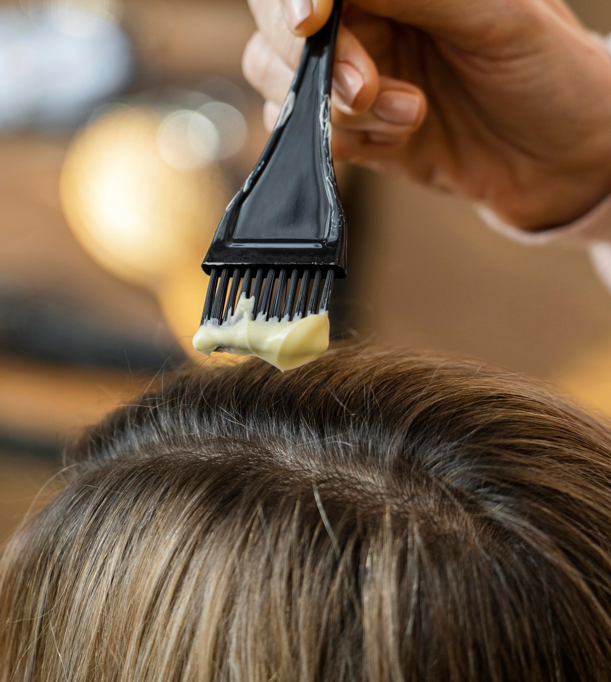 woman-getting-her-hair-dyed-home-by-hairdresser (3)